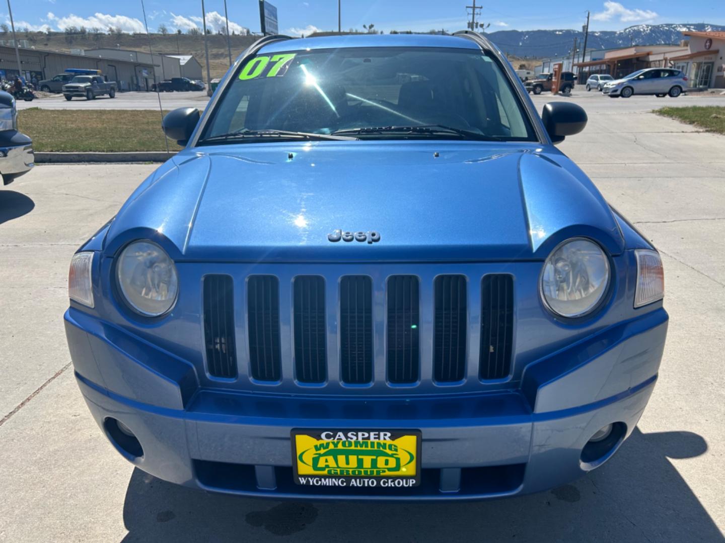 2007 /Gray JEEP COMPASS SPORT (1J8FF47W17D) with an 2.4L engine, 5-Speed Manual transmission, located at 3030 CY Ave, Casper, WY, 82604, (307) 265-3830, 42.827816, -106.357483 - Photo#2